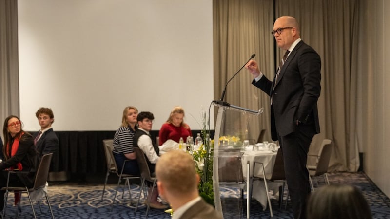 El élder James W. McConkie III, Setenta Autoridad General, comparte sus pensamientos para los líderes jóvenes con los participantes de la Conferencia Nexus de Bruselas el 13 de mayo de 2026, en Bruselas, Bélgica.