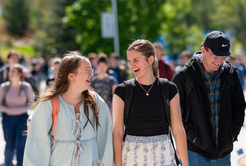 Los estudiantes de BYU–Idaho caminan hacia el Centro I para un devocional con el élder B. Cory Cuvelier, Setenta Autoridad General, en Rexburg, Idaho, el martes 19 de mayo de 2026.