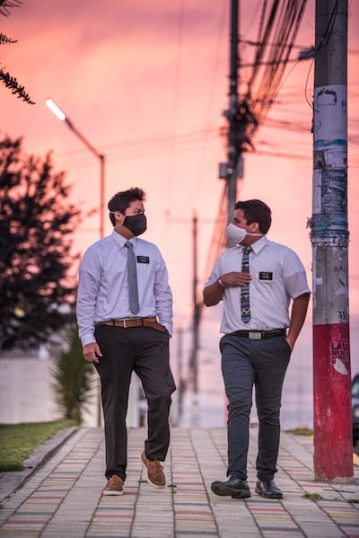 El élder Alex Blacio, izquierda, y el élder Roger Ron, de la Misión Ecuador Quito, dan un paseo por su área en Ambato, Ecuador, a fines del verano del 2020. Durante la pandemia de COVID-19, pasaron la mayor parte del día enseñando en línea.