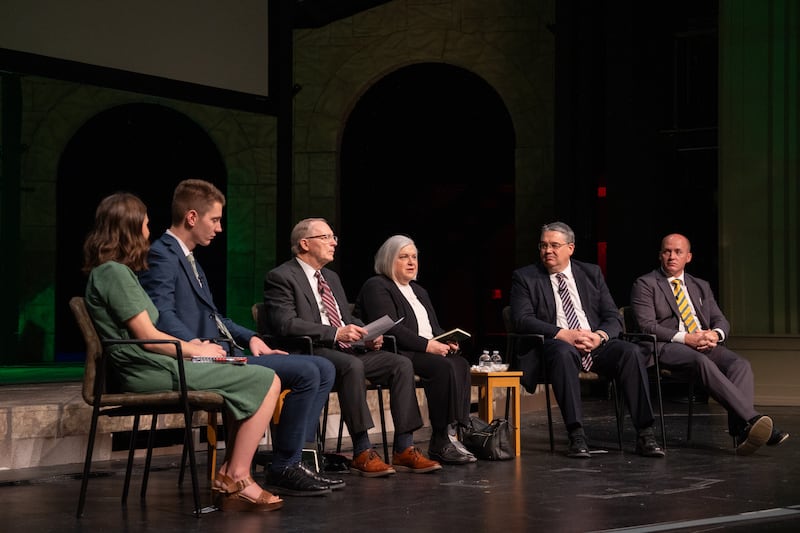 El presidente de Ensign College, Bruce C. Kusch, y la hermana Alynda Kusch, al centro, participan en un panel de discusión con, de izquierda a derecha, Emma Holmes, Jackson Holmes, Dan Prestwich y Matthew Driggs, durante un devocional universitario realizado en el Teatro del Centro de Conferencias el martes 6 de enero de 2026.
