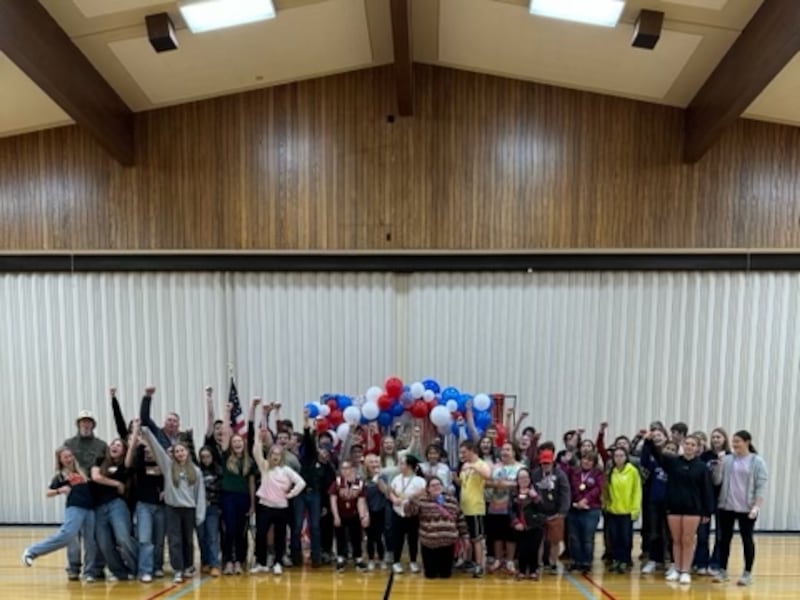 Hombres jóvenes y mujeres jóvenes de la Estaca Corvallis, Oregón, posan para una foto grupal con miembros de la comunidad después de un evento de Olimpiadas excepcionales para personas con discapacidades en noviembre de 2024.
