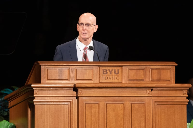 El presidente de BYU-Idaho, Henry J. Eyring, habla en el primer devocional del semestre de otoño el 13 de septiembre de 2022 en el campus de Rexburg, Idaho.