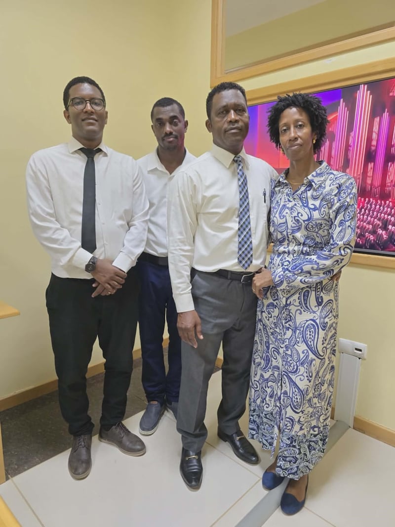El presidente de estaca de Assomada, Cabo Verde, Hélder Varela; Carlos Freire; y los traductores Celestino Mascarenhas y Fernanda Mascarenhas se toman una foto juntos para conmemorar la traducción de la conferencia general de abril de 2026 al criollo caboverdiano, en Praia, Cabo Verde, el domingo 5 de abril de 2026.