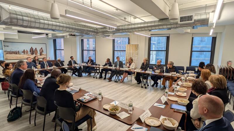 Líderes gubernamentales, religiosos y de organizaciones benéficas participan en una mesa redonda sobre los esfuerzos humanitarios en todo el mundo, organizada por La Iglesia de Jesucristo de los Santos de los Últimos Días en la ciudad de Nueva York, el jueves 19 de marzo de 2026.