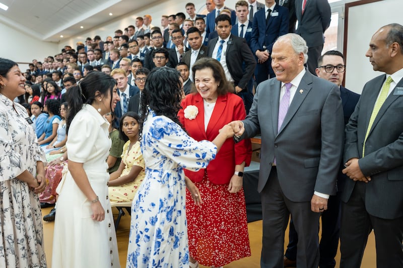 Élder Ronald A. Rasband del Cuórum de los Doce Apóstoles y su esposa, hermana Melanie Rasband, saludan a misioneros después de una devocional en Managua, Nicaragua, el viernes 16, 2026.
