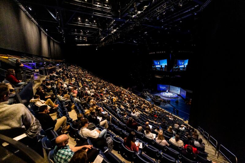 Estudiantes de BYU escuchan en el Marriott Center a la hermana Neill F. Marriott, ex segunda consejera de la presidencia general de las Mujeres Jóvenes, el martes 3 de mayo de 2022.