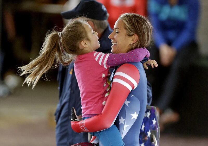 Noelle Pikus Pace recibe un abrazo de su hija Lacee, de 5 años, después de competir en las pruebas del equipo femenino de skeleton de Estados Unidos el lunes 28 de octubre de 2013, en Park City, Utah. Noelle Pikus-Pace quedó en primer lugar después de 2 mangas.