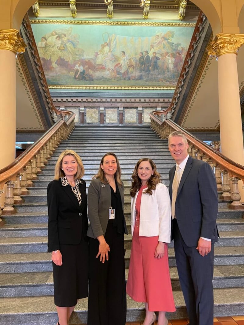 La presidenta general de la Primaria, Camille N. Johnson, a la izquierda; la senadora estatal de Iowa, Sarah Trone Garriott; la hermana Rebecca Morgan; y el élder Jeremiah Morgan, Setenta de Área, posan para una foto en el Capitolio de Iowa, en Des Moines, Iowa, el martes 19 de abril de 2022.