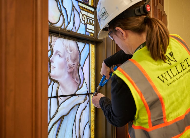 Un miembro del equipo coloca meticulosamente paneles de vitrales artísticos en los edificios de la entrada norte de la Manzana del Templo, en Salt Lake City, el miércoles 11 de marzo de 2026.