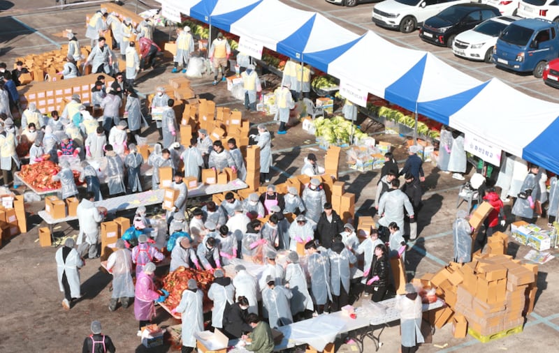 Miembros y misioneros del Estaca Changwon Corea se unen a la comunidad como voluntarios en el festival "Compartiendo kimchi con amor" en Changwon, Corea del Sur, el 12 de diciembre de 2025.