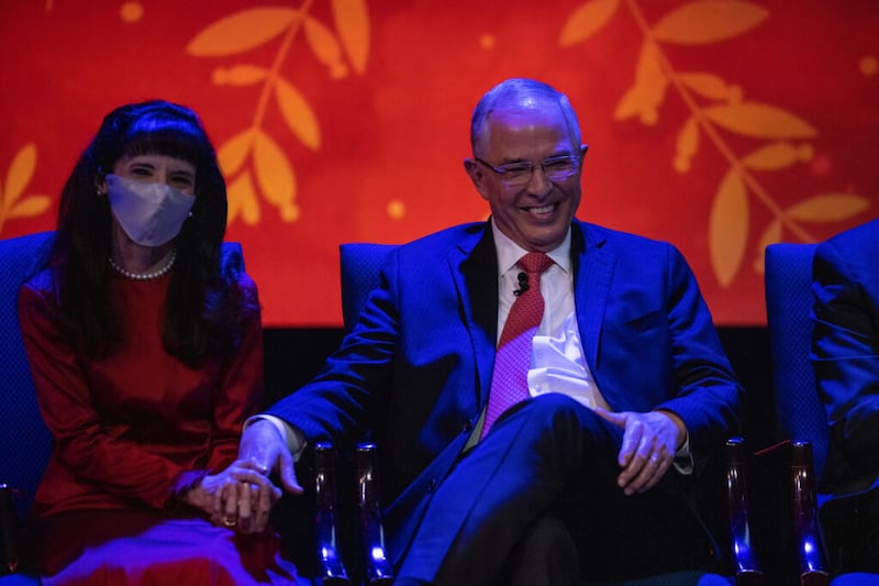 El élder Neil L. Andersen, del Cuórum de los Doce Apóstoles, y su esposa, la hermana Kathy Andersen durante el devocional semanal del campus en BYU en el Marriott Center en Provo, Utah, el martes, 7 de diciembre de 2021.