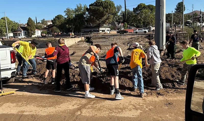 Los voluntarios de La Iglesia de Jesucristo de los Santos de los Últimos Días limpian casas inundadas en Globe, Arizona, el lunes 29 de septiembre de 2025.