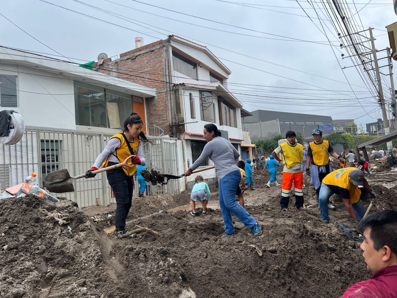 Voluntarios de servicio de La Iglesia de Jesucristo de los Santos de los Últimos Días se reúnen para limpiar el lodo de las viviendas afectadas por las inundaciones en Arequipa, Perú. Los deslizamientos de lodo comenzaron después de lluvias torrenciales el 19 de febrero de 2026.