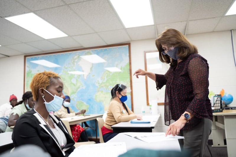 Elena Orrego llegó a los Estados Unidos con su familia desde Perú en 2010. Ahora es la coordinadora del Centro de aprendizaje de habilidades en inglés en el Centro Humanitario de la Iglesia en Salt Lake City, como se muestra en noviembre de 2021.