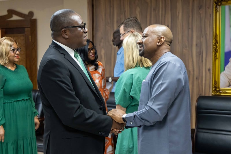 El élder Adeyinka A. Ojediran, Setenta Autoridad General y presidente del Área África Oeste de la Iglesia, saluda al vicepresidente de Sierra Leona Mohamed Juldeh Jalloh en Freetown, Sierra Leona, el miércoles 26 de agosto de 2026.