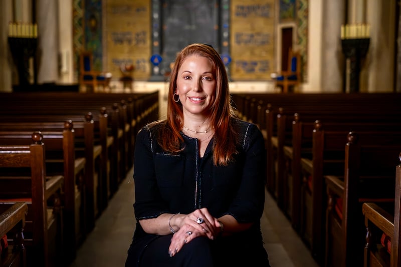 La rabina Diana Gerson es entrevistada para un episodio de "Voces de Fe" de la serie documental de Church News de 2026, "Registro Viviente", disponible en BYUtv.