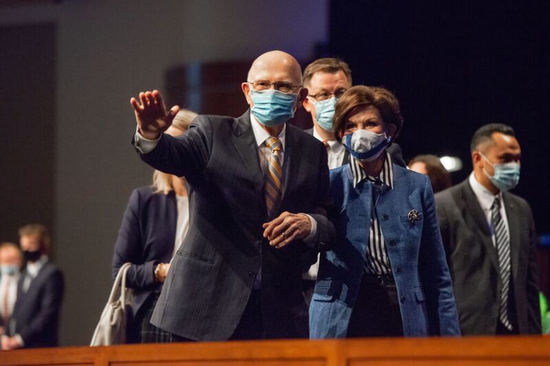 El presidente Dallin H. Oaks y la hermana Kristen Oaks saludan a los estudiantes reunidos en el BYU-Idaho Center para un devocional el martes, 16 de noviembre de 2021.