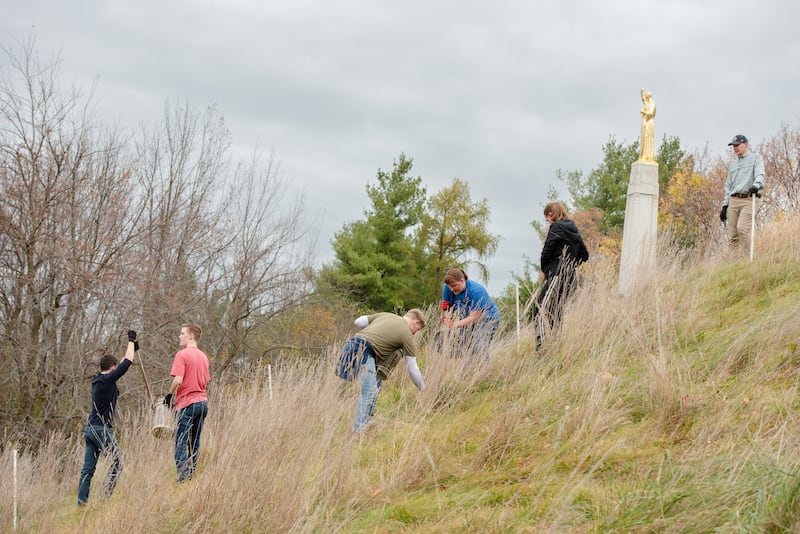 Misioneros de La Iglesia de Jesucristo de los Santos de los Últimos Días plantan árboles en la colina de Cumorah, una pequeña colina y sitio histórico de la Iglesia en Manchester, Nueva York, el viernes 11 de noviembre de 2022. Los misioneros plantaron los árboles como parte de un proyecto de reforestación de la Iglesia.