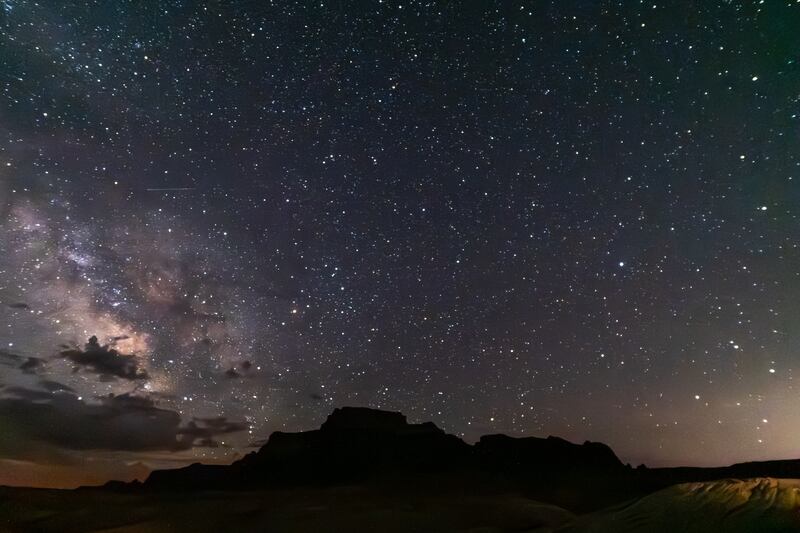 La Vía Láctea se ve en el cielo nocturno.