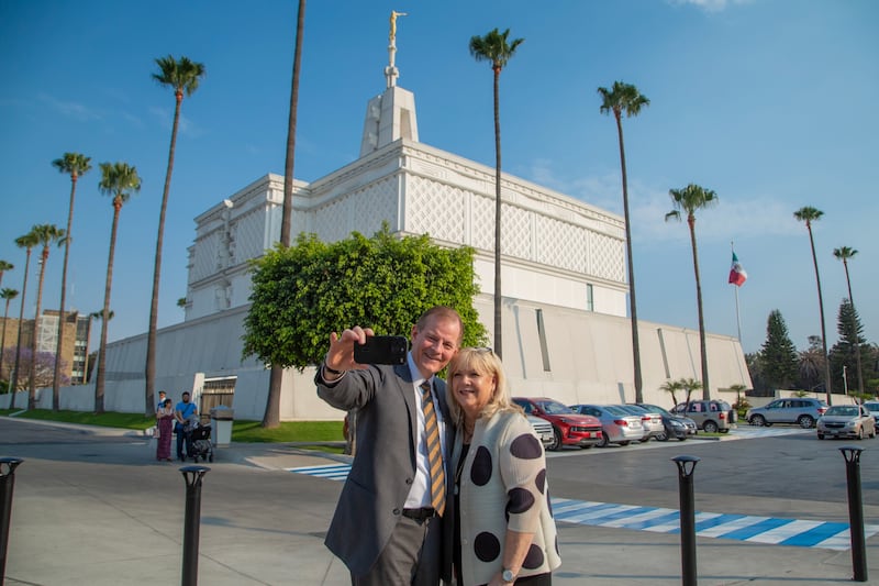 El élder Gary E. Stevenson, del Cuórum de los Doce Apóstoles, se toma una selfie con su esposa, la hermana Lesa Stevenson, frente al Templo de la Ciudad de México.