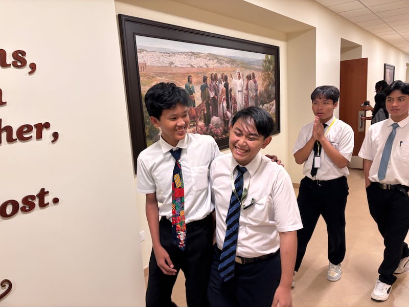 Jóvenes de Indonesia se ríen mientras recorren el sitio del Templo de Bangkok, Tailandia, el 17 de diciembre de 2025.