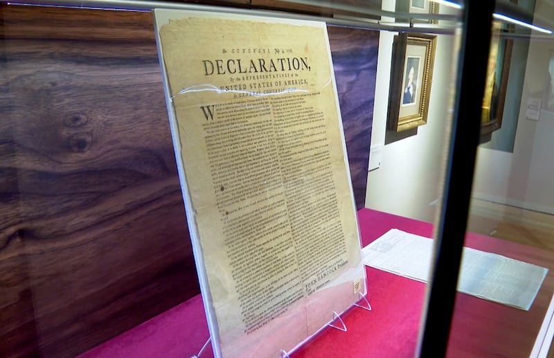 Una copia de la Declaración de Independencia, impresa por Robert Luist Fowle en julio de 1776, se exhibe en Christie's durante una vista previa de la subasta "Nosotros, el pueblo: América a los 250", el 15 de enero de 2026, en Nueva York.