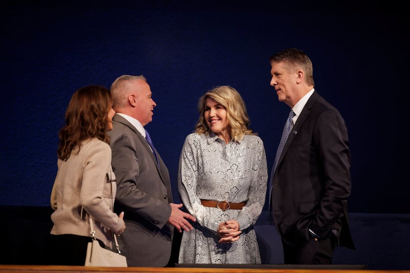 El élder Matthew S. Holland, Autoridad General Setenta, y su esposa, la hermana Paige Holland, a la derecha, hablan con el presidente de BYU, C. Shane Reese, y su esposa, la hermana Wendy Reese, después de un devocional de BYU celebrado en el Centro Marriott en Provo, Utah, el martes 20 de enero de 2026.