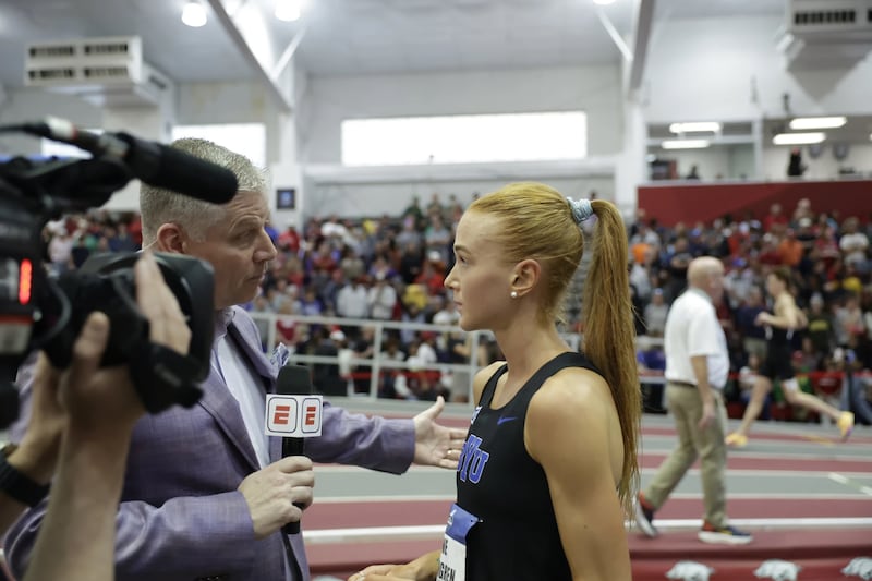 Jane Hedengren, de BYU, es entrevistada por ESPN después de ganar la carrera de 3,000 metros en el Campeonato Nacional de Atletismo Bajo Techo de la NCAA.