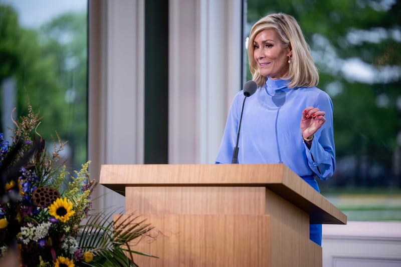 La hermana Tamara W. Runia, primera consejera de la presidencia general de las Mujeres Jóvenes, habla en la dedicación del Centro de Visitantes del Templo de Nauvoo en Nauvoo, Illinois, el sábado 27 de junio de 2026.