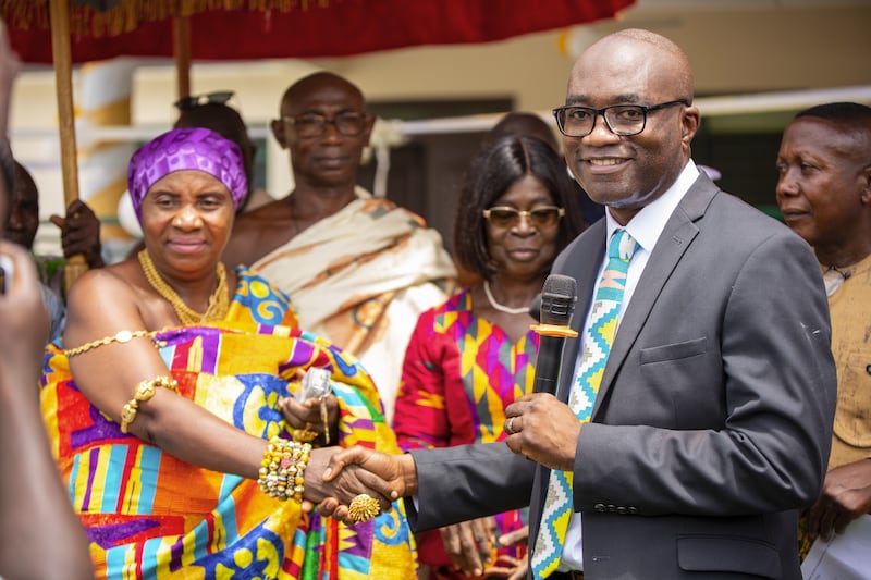 El élder Isaac K. Morrison saluda de mano a la reina madre de la comunidad, Nana Acheampomaa Anima I, después de que la Iglesia donara una clínica médica el 19 de junio de 2025 en Morso, Ghana.