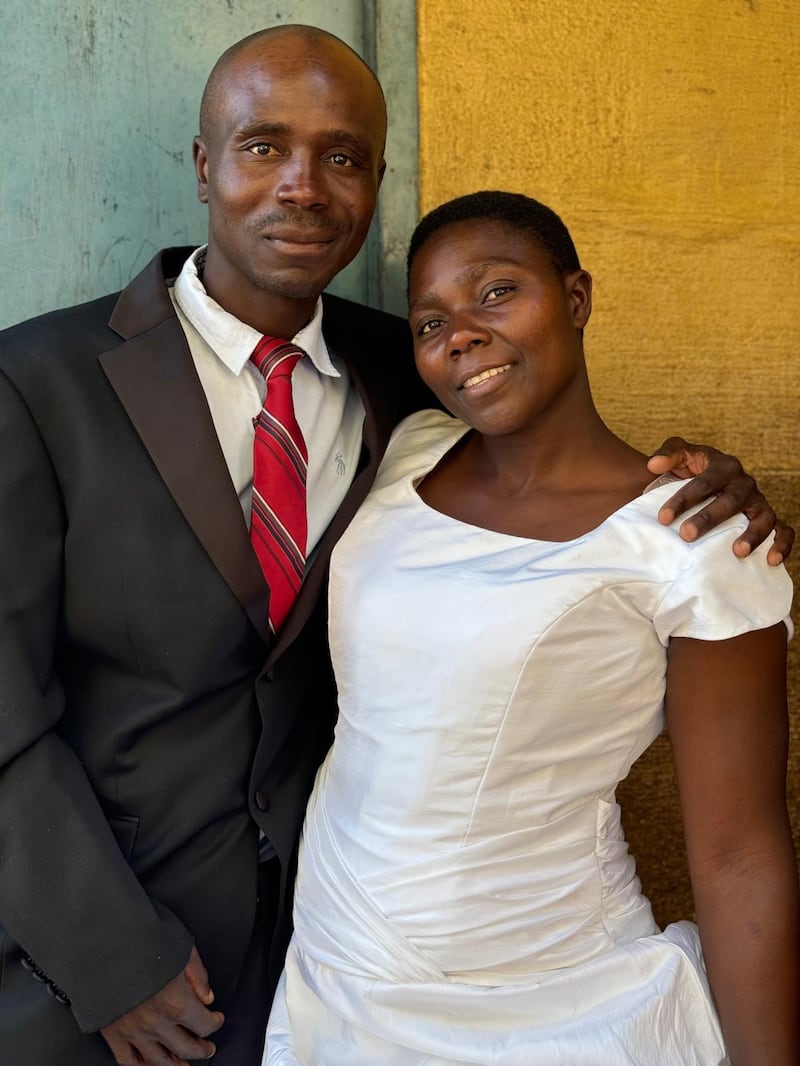 Reginald Magocha y su esposa, Eunice, son fotografiados el día de su matrimonio civil.