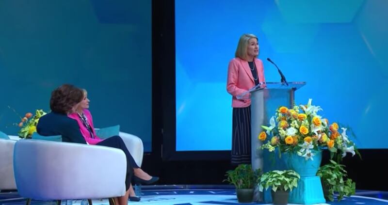 La presidenta general de la Primaria, hermana Camille N. Johnson, habla durante de la Conferencia de Mujeres de BYU, 29 de abril de 2021.