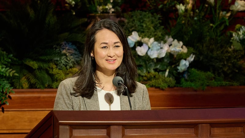 La hermana Kristin M. Yee, segunda consejera de la presidencia general de la Sociedad de Socorro, habla durante la sesión del sábado por la mañana de la 196ª Conferencia General Anual de La Iglesia de Jesucristo de los Santos de los Últimos Días en el Centro de Conferencias en Salt Lake City el 4 de abril de 2026.