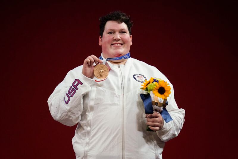 Sarah Elizabeth Robles, de Estados Unidos, posa con su medalla de bronce en el levantamiento de pesas femenino de más de 87 kilogramos en los Juegos Olímpicos de Verano 2020, el lunes, 2 de agosto de 2021, en Tokio, Japón.