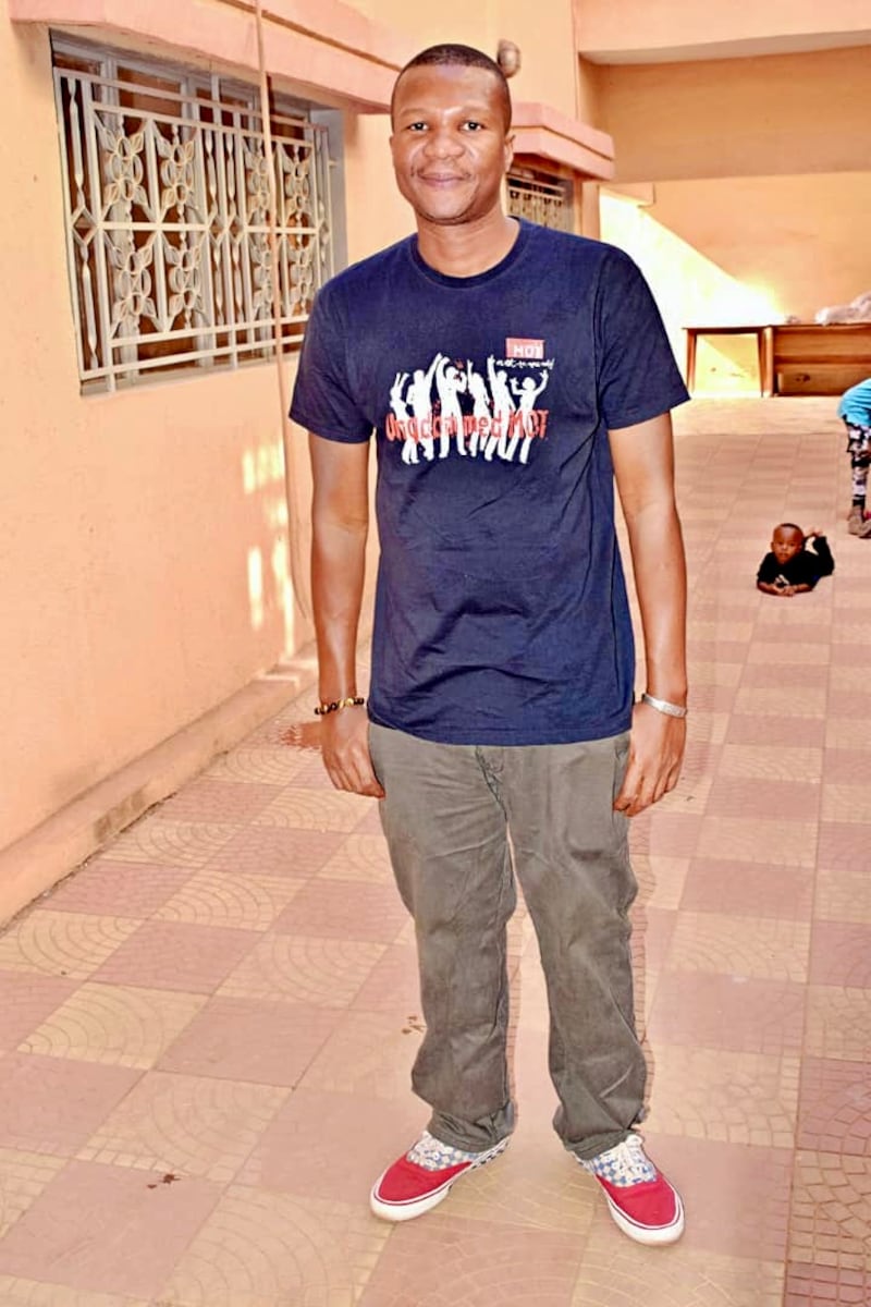 Este joven fue uno de 78 personas bautizadas en la Rama de Bamako, Malí, en Bamako, Malí, el 18 y 19 de abril de 2026.