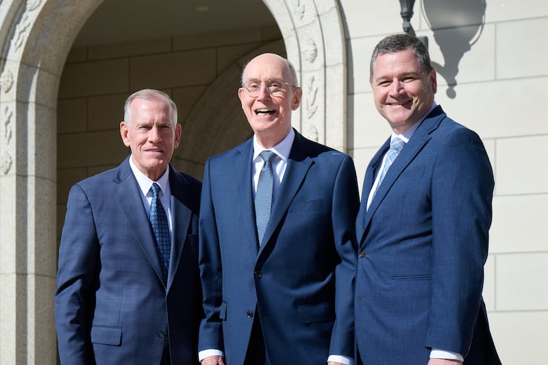 El presidente Henry B. Eyring está de pie frente al Templo de Montpelier Idaho entre los Setentas Autoridades Generales élder Steven R. Bangerter, a la izquierda, y élder Ricardo P. Giménez, a la derecha.