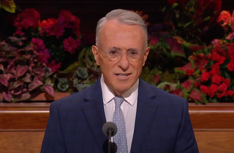 El élder Ulisses Soares del Cuórum de los Doce Apóstoles habla durante la sesión dominical matutina de la Conferencia General Anual N.º 195 de La Iglesia de Jesucristo de los Santos de los Últimos Días en el Centro de Conferencias en Salt Lake City el 5 de octubre de 2025.
