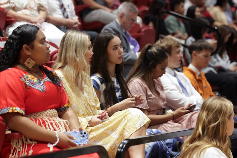 Los estudiantes de BYU–Hawái se reúnen en el Cannon Activities Center para el devocional en Lā‘ie, Hawái, el martes 24 de febrero de 2026.