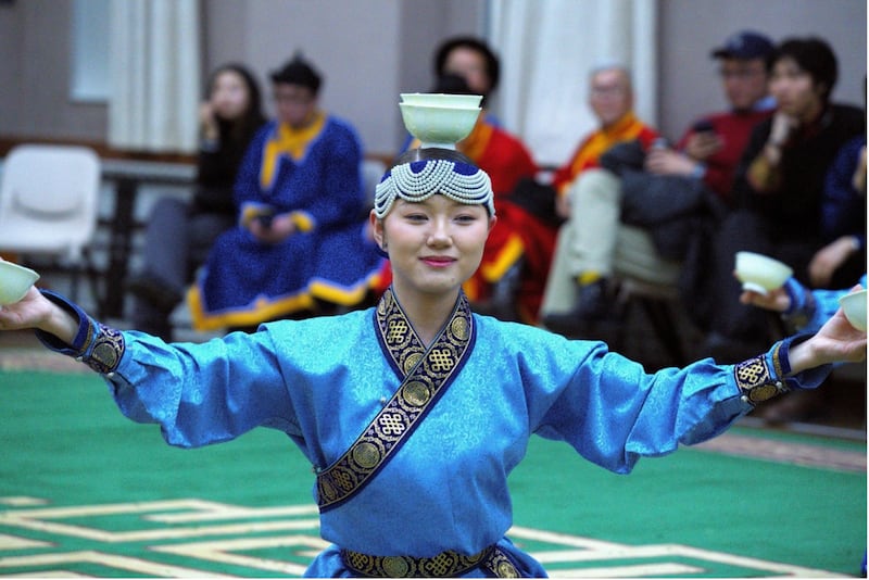 Una joven participa con un vestido tradicional mongol durante una celebración del Año Nuevo Lunar y de historia familiar en Mongolia el 14 de febrero de 2026.