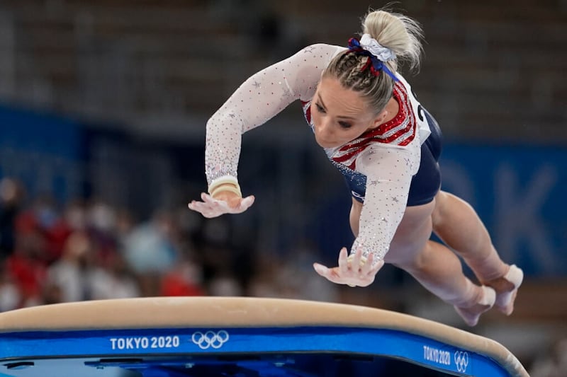 Mykayla Skinner, de Estados Unidos, realiza el salto durante la final de gimnasia artística femenina en los Juegos Olímpicos de Verano 2020, el domingo, 1 de agosto de 2021 en Tokio, Japón.