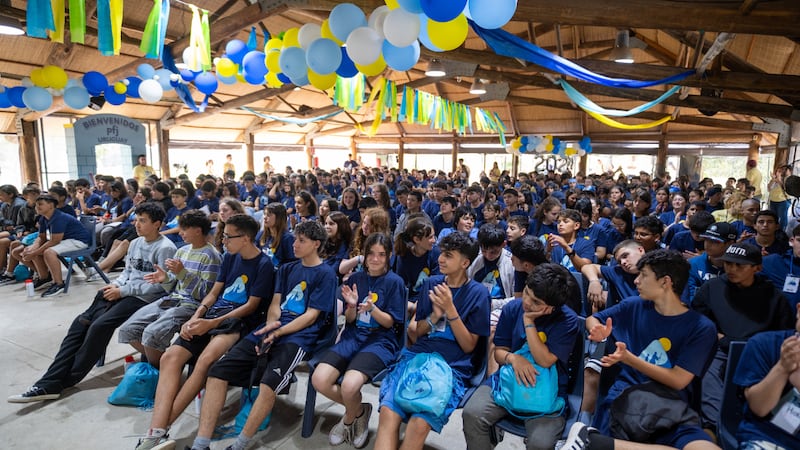 Jóvenes asisten a una sesión de las conferencias de Para la Fortaleza de la Juventud en el Área Sudamérica Sur a comienzos de 2026.