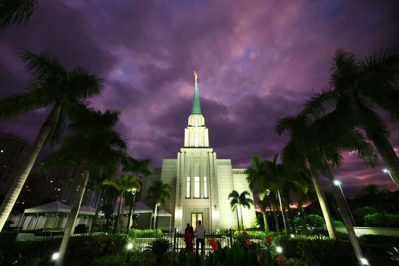 El cielo brilla mientras el élder Gary E. Stevenson, del Cuórum de los Doce Apóstoles de la Iglesia de Jesucristo de los Santos de los Últimos Días, dirige un devocional para jóvenes en el centro de estaca adyacente al templo en Río de Janeiro, Brasil, el sábado 7 de mayo. , 2022.