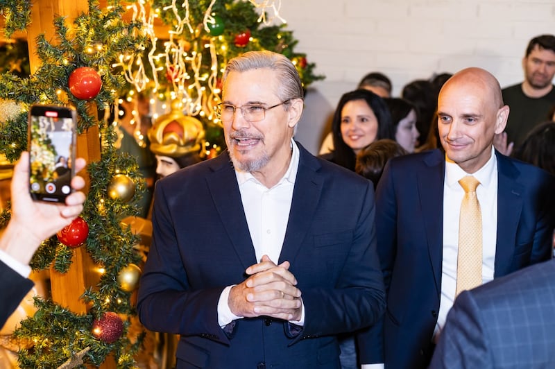 Edson Celulari se une al Élder Ciro Schmeil para una ceremonia de iluminación navideña en Curitiba, Brasil, el 4 de diciembre de 2025.