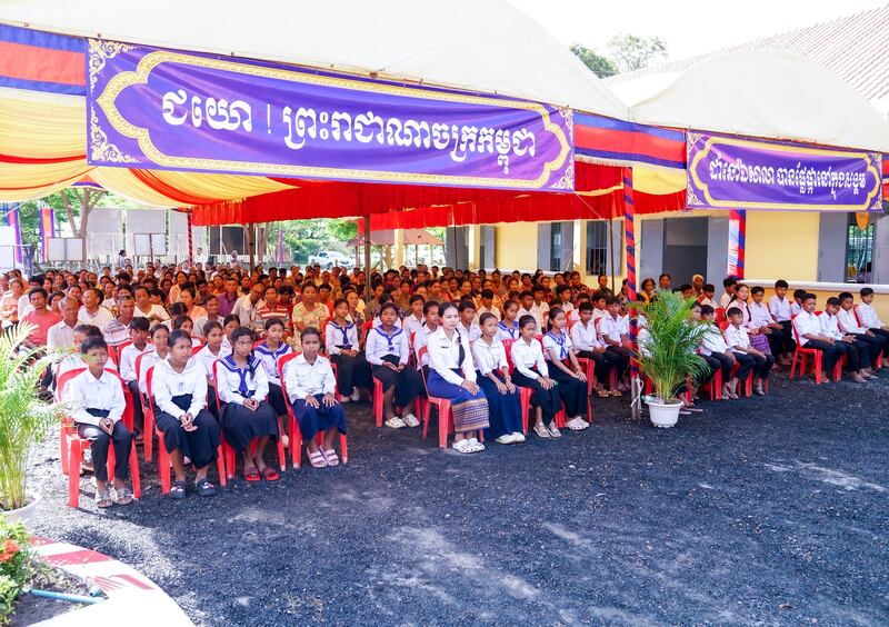 Estudiantes observan los procedimientos de la ceremonia de entrega de la Iglesia en el distrito de Dambae, Camboya, el 7 de junio de 2025.