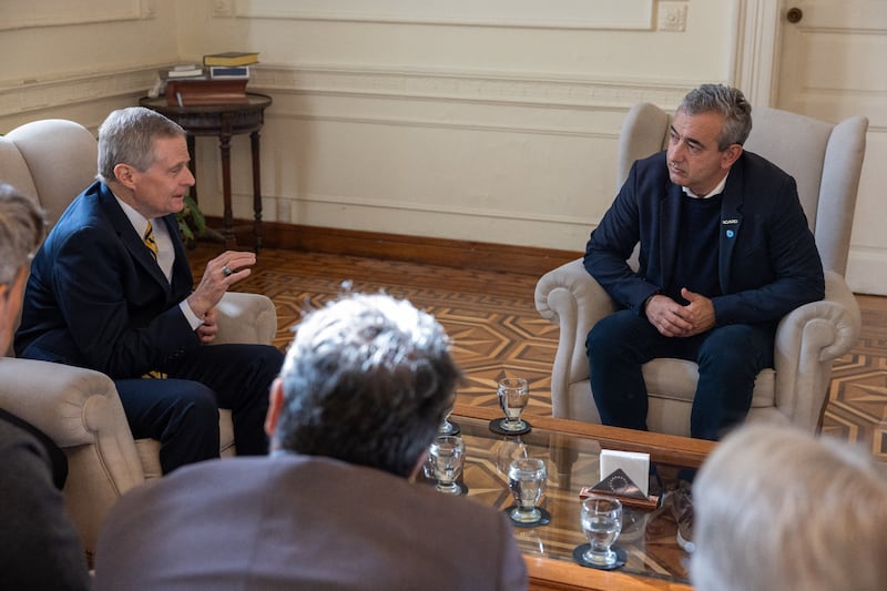 El élder David A. Bednar, del Cuórum de los Doce Apóstoles, a la izquierda, conversa con el intendente Pablo Javkin en el Palacio Municipal de Rosario, Argentina.
