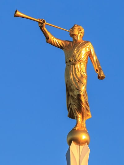 La primera estatua del ángel Moroni de Karl Quilter en lo alto de la aguja frontal principal del Templo de Dallas, Texas, vista desde el otro lado de la calle desde la puerta este.