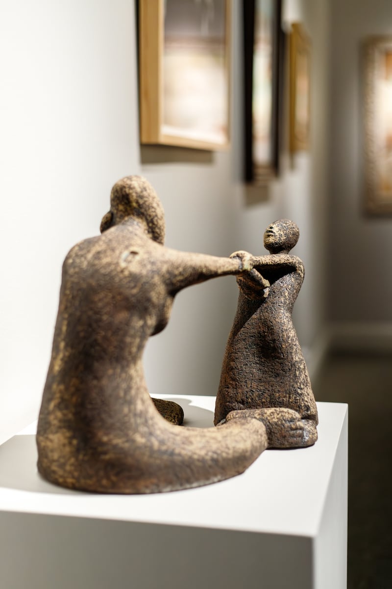 La escultura de Ryan Moffett titulada "Vamos, mamá..." muestra a una niña tirando de su madre. La hija y la nieta de Moffett fueron sus modelos para la obra que forma parte de la exposición del 13º Concurso Internacional de Arte de la Iglesia en exhibición en el Museo de Historia de la Iglesia hasta enero de 2026.