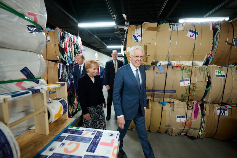 El presidente D. Todd Christofferson, la hermana Kathy Christofferson y el Obispado Presidente recorren el nuevo Centro de Ayuda Humanitaria de la Iglesia en Salt Lake City el viernes 22 de mayo de 2026.