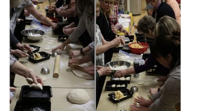 En el centro de Alberta, mujeres de La Iglesia de Jesucristo de los Santos de los Últimos Días se reunieron para hacer pierogis, aprender sobre la cultura ucraniana y recolectar artículos de cocina para los refugiados ucranianos desplazados, abril de 2022.