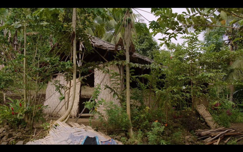 Un ejemplo de una "capilla en la maleza" construida con materiales locales usados en áreas remotas de Papúa Nueva Guinea. La Iglesia ha comenzado recientemente a construir capillas simplificadas equipadas con paneles solares e internet satelital para áreas remotas del Pacífico.